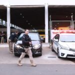Policiais acompanham a saída de veículos do depósito do TRE-DF