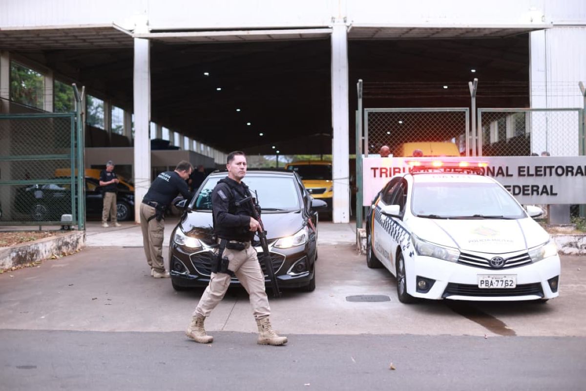 Policiais acompanham a saída de veículos do depósito do TRE-DF