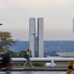Congresso Nacional visto sob céu nublado em Brasília