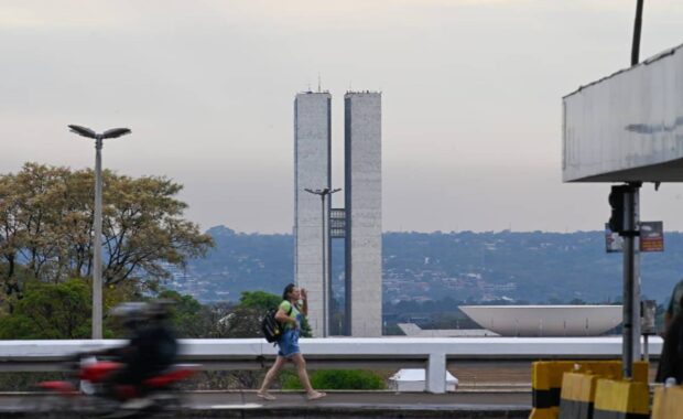 Congresso Nacional visto sob céu nublado em Brasília