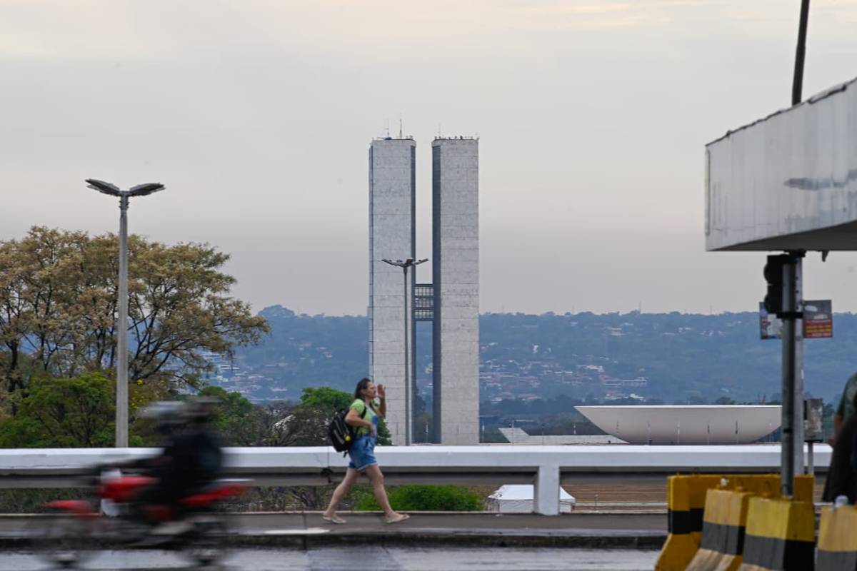 Congresso Nacional visto sob céu nublado em Brasília