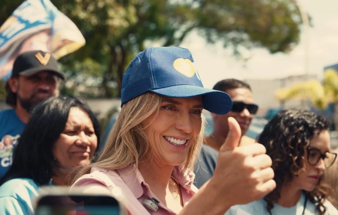 Celina Leão sorri e faz sinal positivo durante ato de campanha