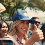 Celina Leão sorri e faz sinal positivo durante ato de campanha