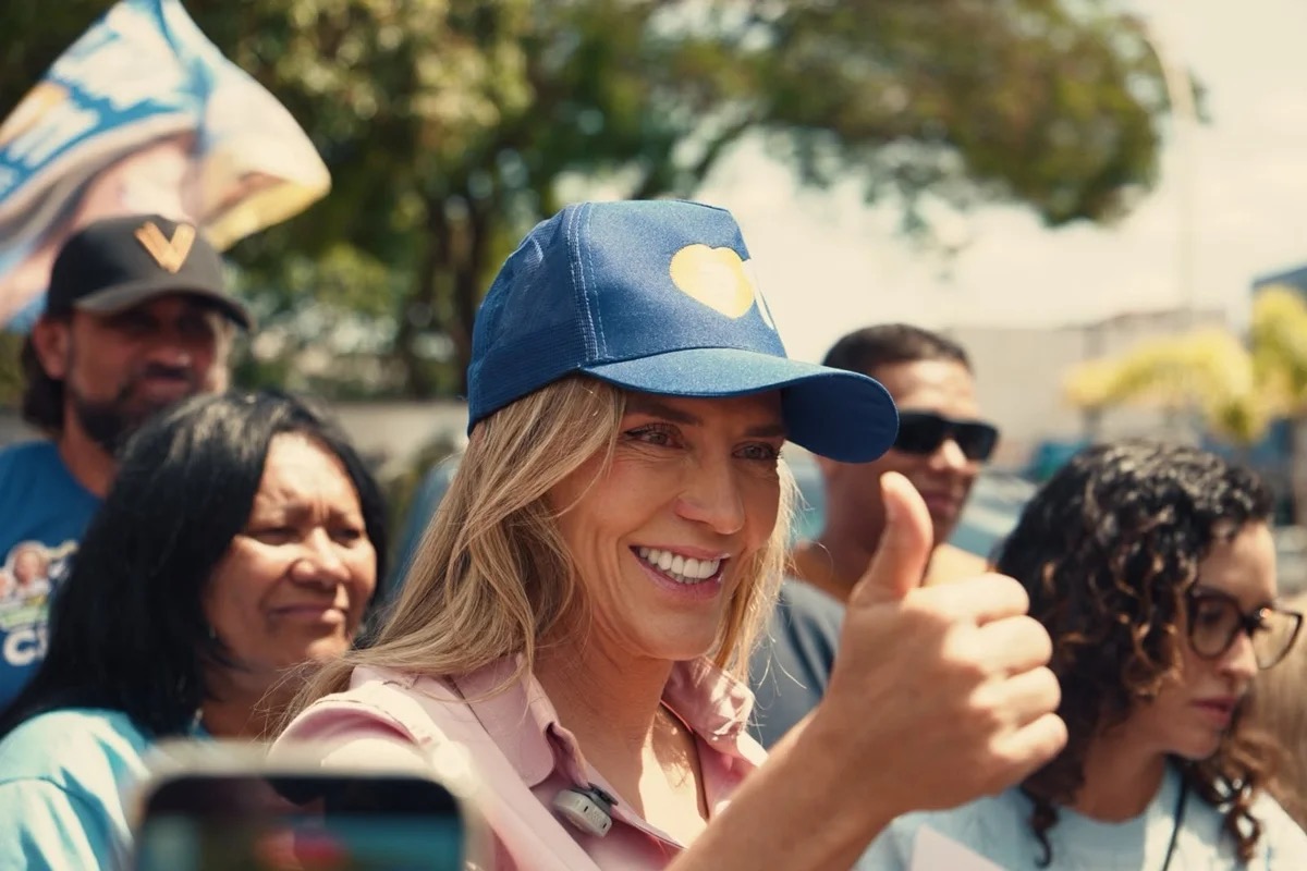 Celina Leão sorri e faz sinal positivo durante ato de campanha