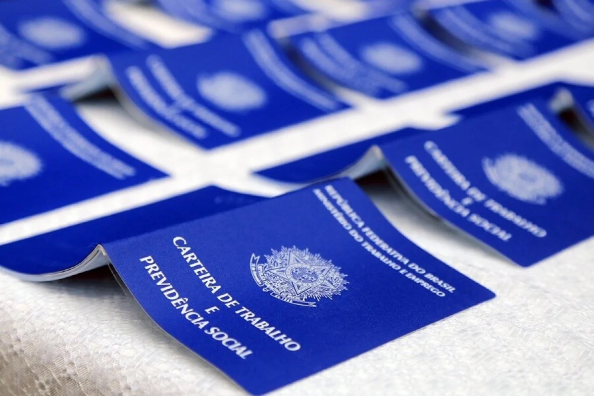 Carteiras de Trabalho estão dispostas sobre uma mesa