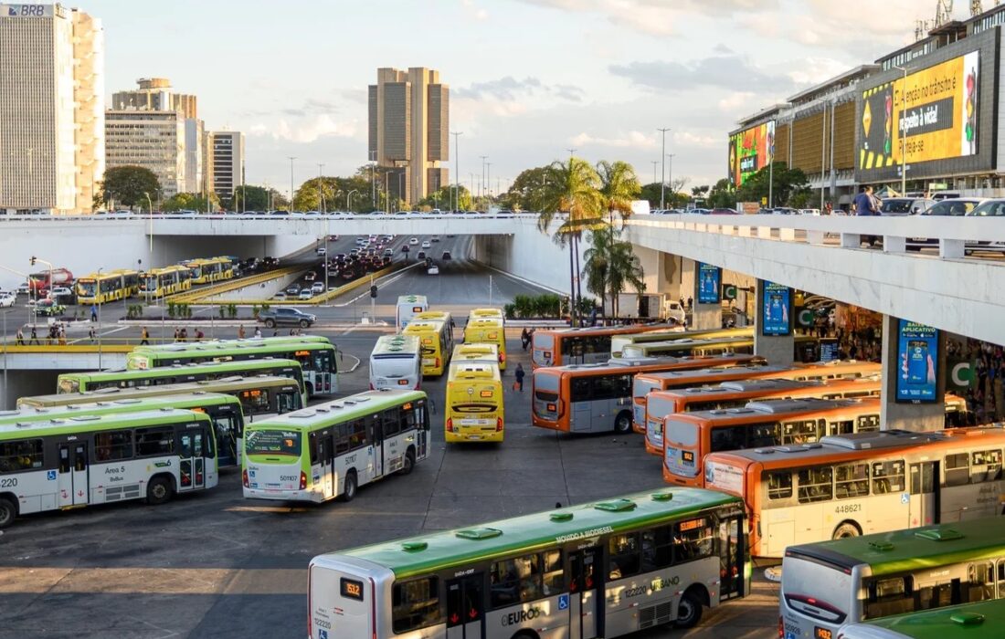Ônibus do transporte público circulam pela Rodoviária do Plano Piloto