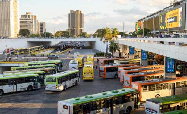 Ônibus do transporte público circulam pela Rodoviária do Plano Piloto