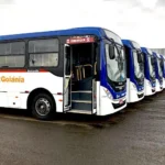 Ônibus da RMTC Goiânia alinhados em pátio de garagem
