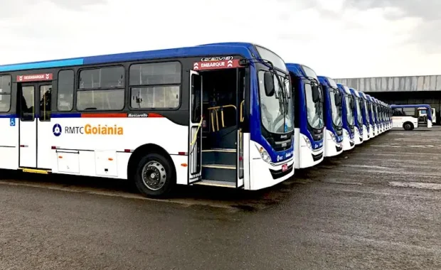 Ônibus da RMTC Goiânia alinhados em pátio de garagem