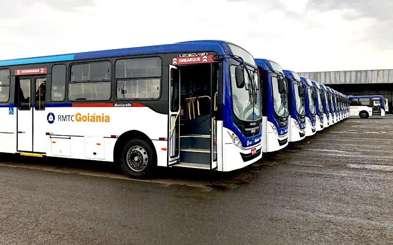Ônibus da RMTC Goiânia alinhados em pátio de garagem