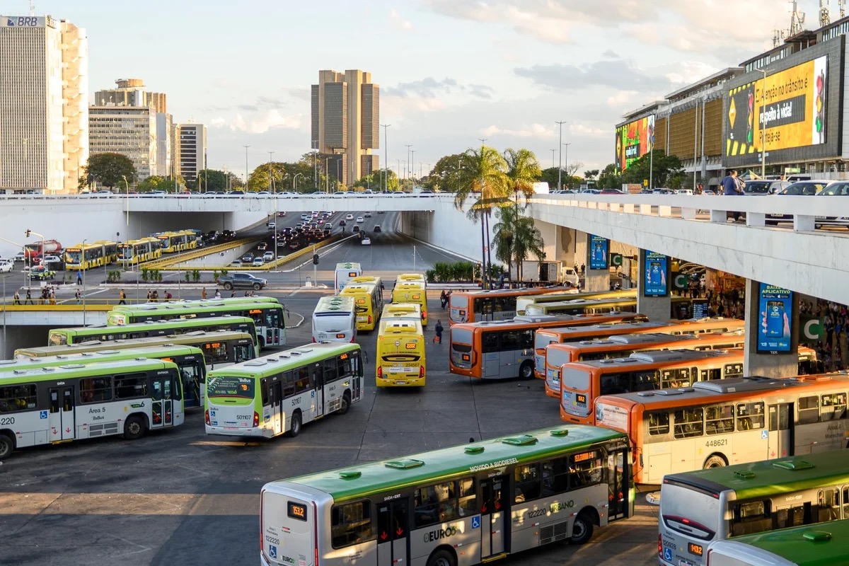Ônibus do transporte público circulam pela Rodoviária do Plano Piloto