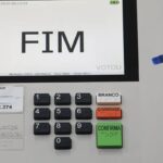 Urna eletrônica exibe a palavra Fim após o encerramento do voto