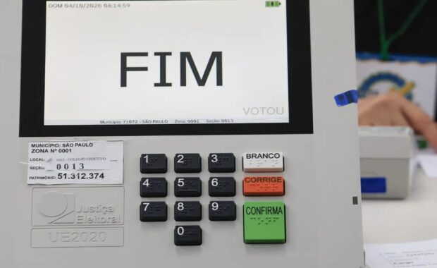 Urna eletrônica exibe a palavra Fim após o encerramento do voto