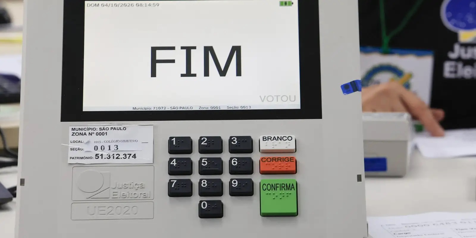 Urna eletrônica exibe a palavra Fim após o encerramento do voto